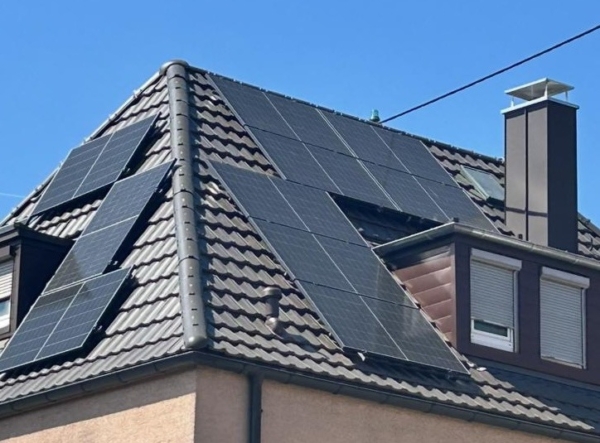 Neu eingedecktes Steildach mit Solaranlage &ndash; Dacharbeiten vom Meisterbetrieb